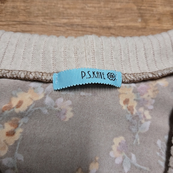 🇺🇸Floral Brown Cardigan with Cream Accents - Picture 2 of 6